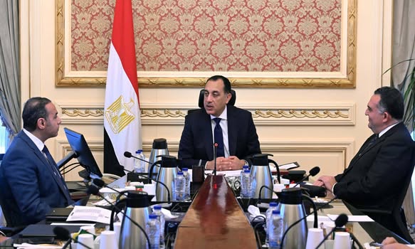 رئيس الوزراء يجتمع مع رئيس البورصة المصرية والرقابة المالية