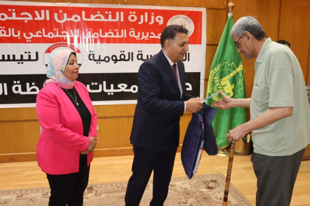 القليوبية تسليم ملابس الإحرام وتأشيرات الحج لـ45 حاجًا من الجمعيات الأهلية