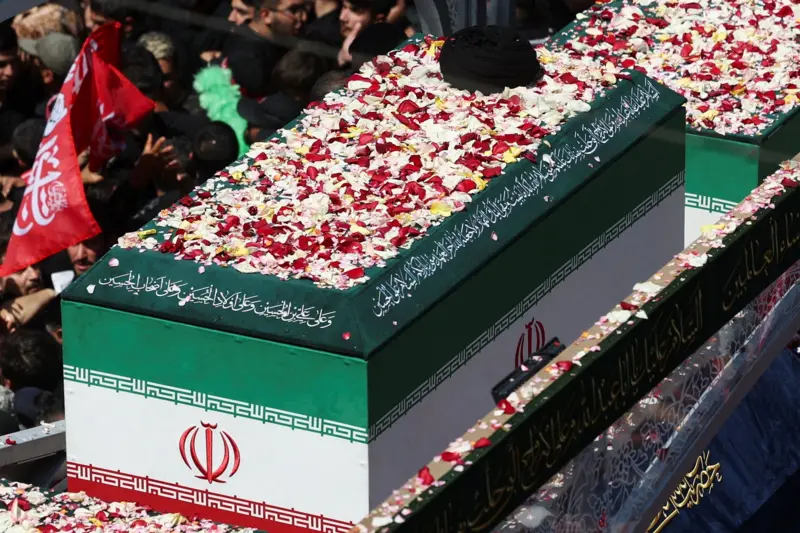 جثمان آية الله علي خامنئي يوارى الثرى (3)