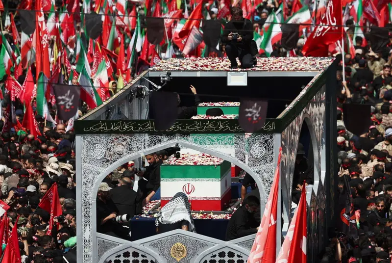 جثمان آية الله علي خامنئي يوارى الثرى (4)
