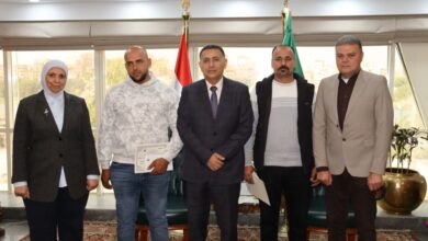 محافظ القليوبية يُكرم سائقي اللوادر لدورهما في إخماد حريق مصانع القناطر الخيرية