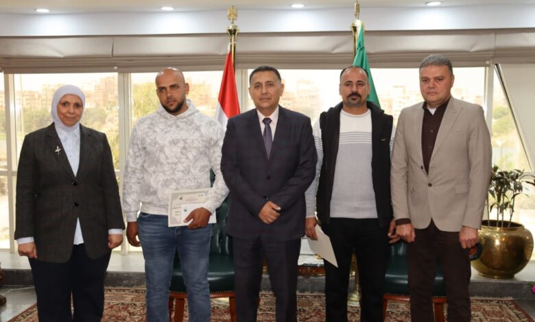 محافظ القليوبية يُكرم سائقي اللوادر لدورهما في إخماد حريق مصانع القناطر الخيرية