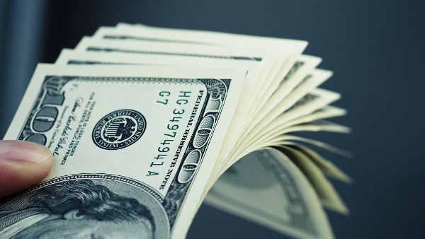 الدولار يتجه لخسارة أسبوعية طفيفة مع توقع اتفاق بين أمريكا وإيران