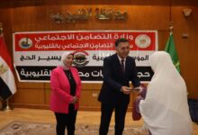 القليوبية تسليم ملابس الإحرام وتأشيرات الحج لـ45 حاجًا من الجمعيات الأهلية