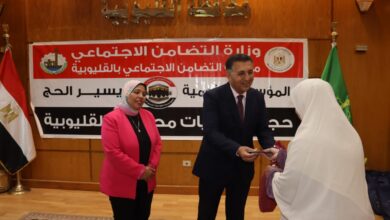 القليوبية تسليم ملابس الإحرام وتأشيرات الحج لـ45 حاجًا من الجمعيات الأهلية